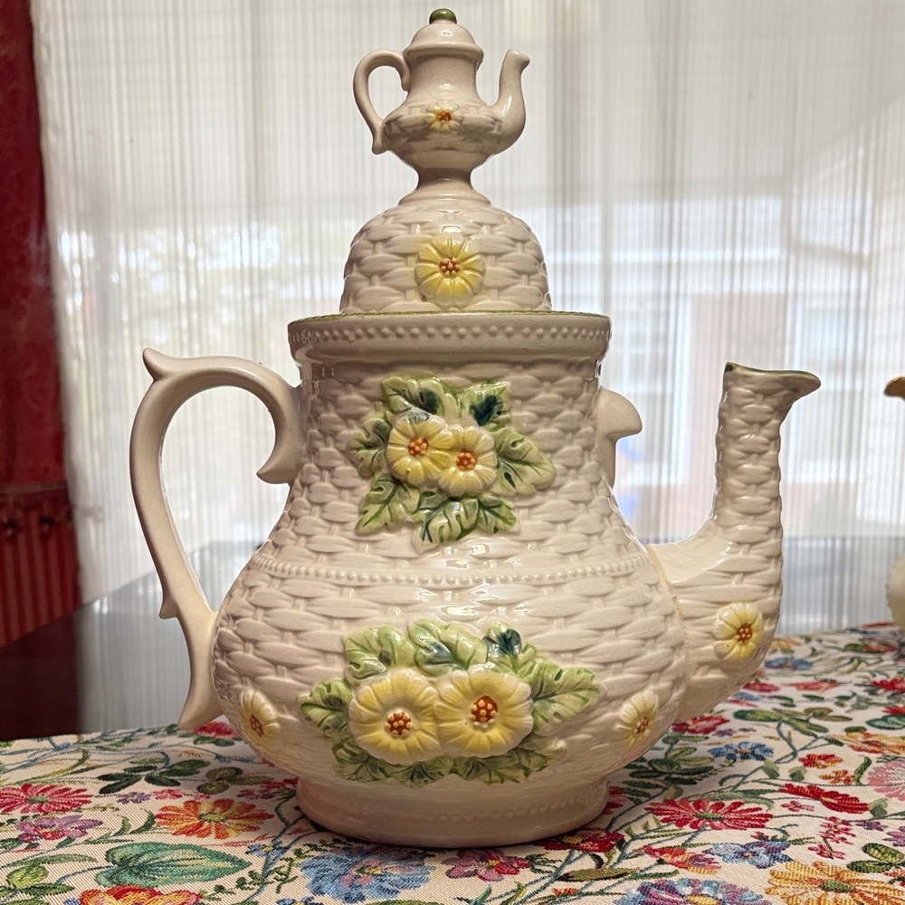Vintage Ceramic Daisy Teapot Cookie Jar